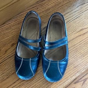 Flat comfortable pair of shoes with 2 straps on the top for extra support